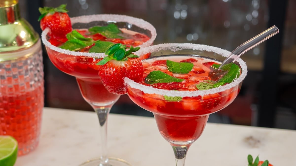Ce cocktail pétillant à la fraise sent bon l